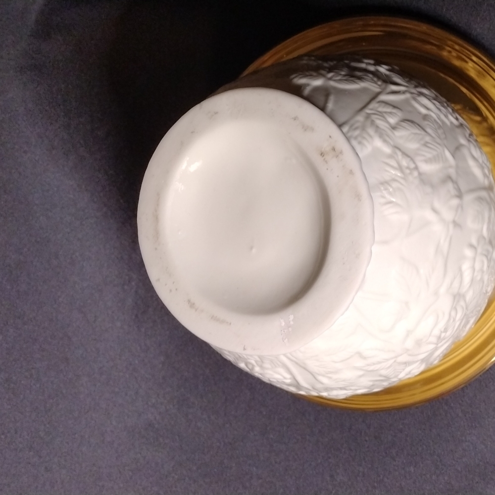 Beautiful Embossed Roses Vase - Picture 7 of 7
